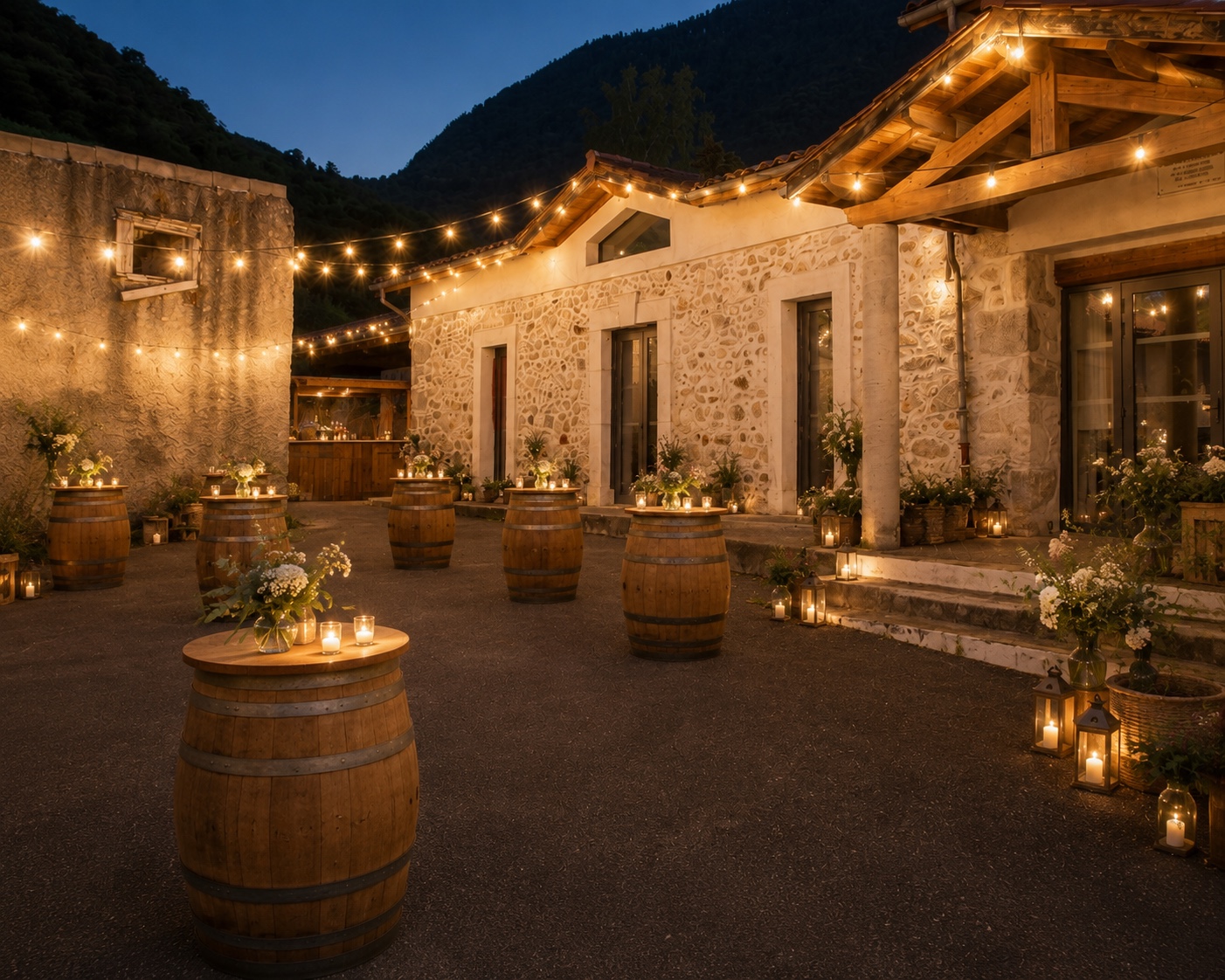 Mise en situation de la place pour le cocktail, avec guirlandes lumineuses et tonneaux