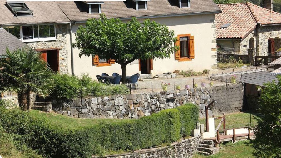Façade du gîte tout confort près du Mourtis à Sengouagnet