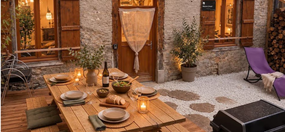 Terrasse en pierre de la maison de charme à Boutx