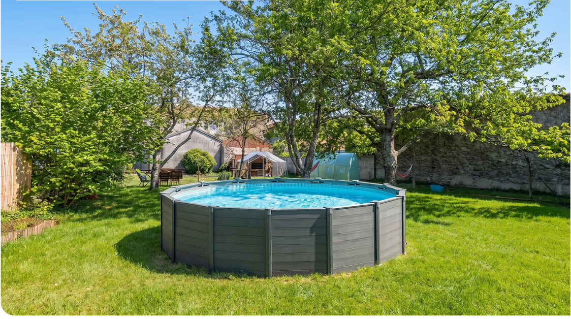 Jardin et piscine de la maison de vacances avec vue montagne à Izaut-de-l’Hôtel