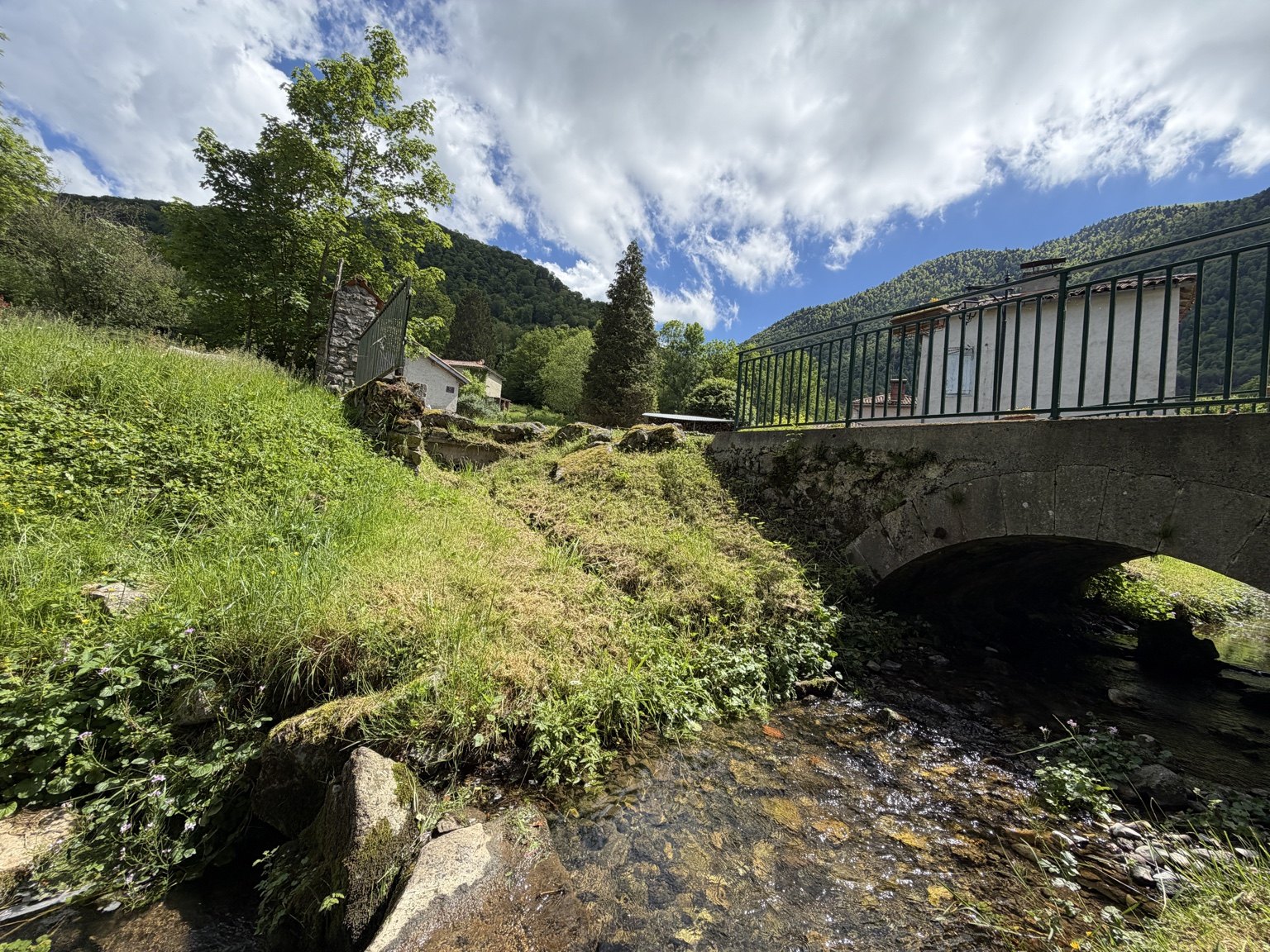 Petit pont et ruisseau dans les paysages du Comminges