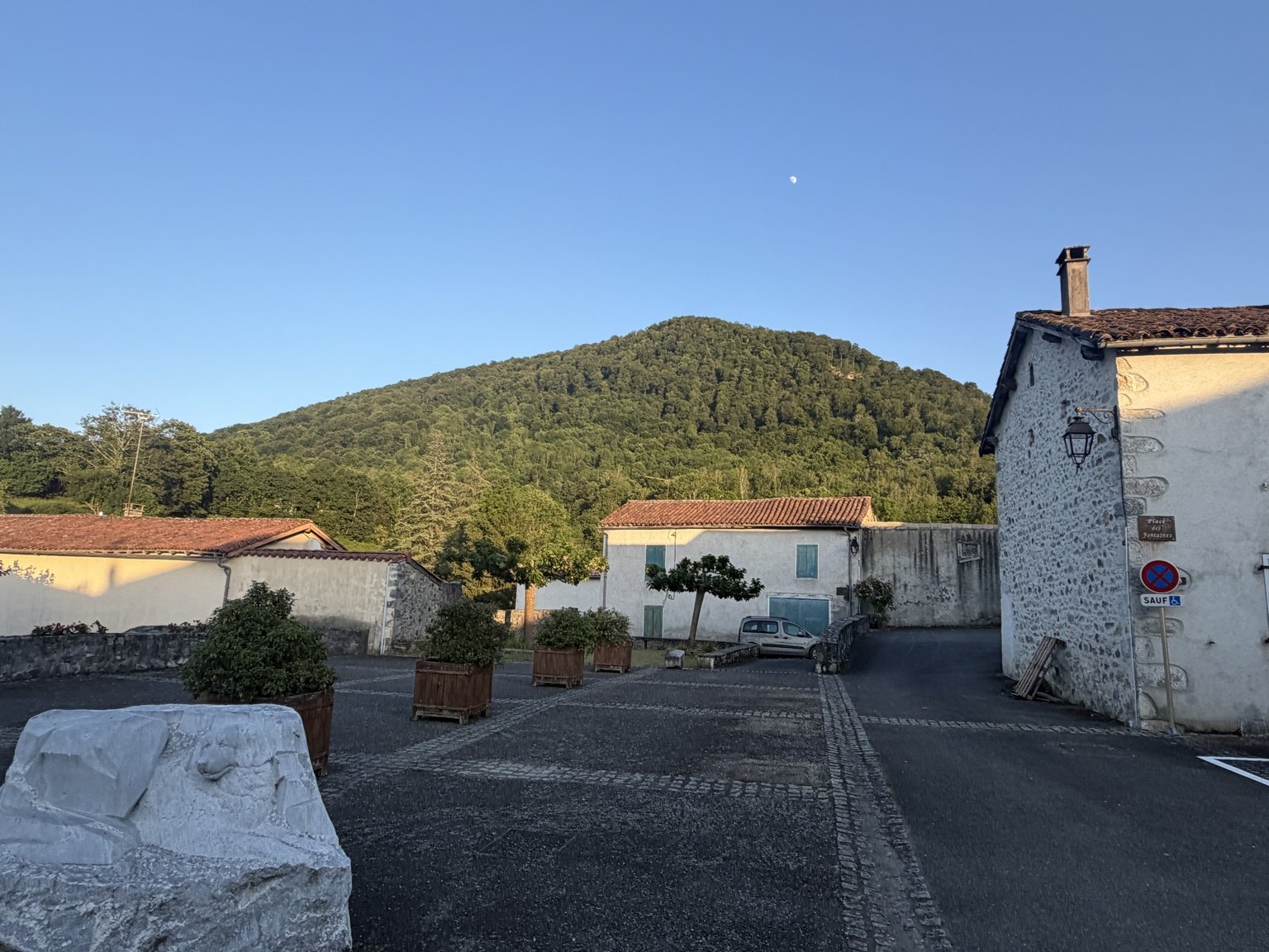 Vue de la place d’Arguenos et de sa montagne