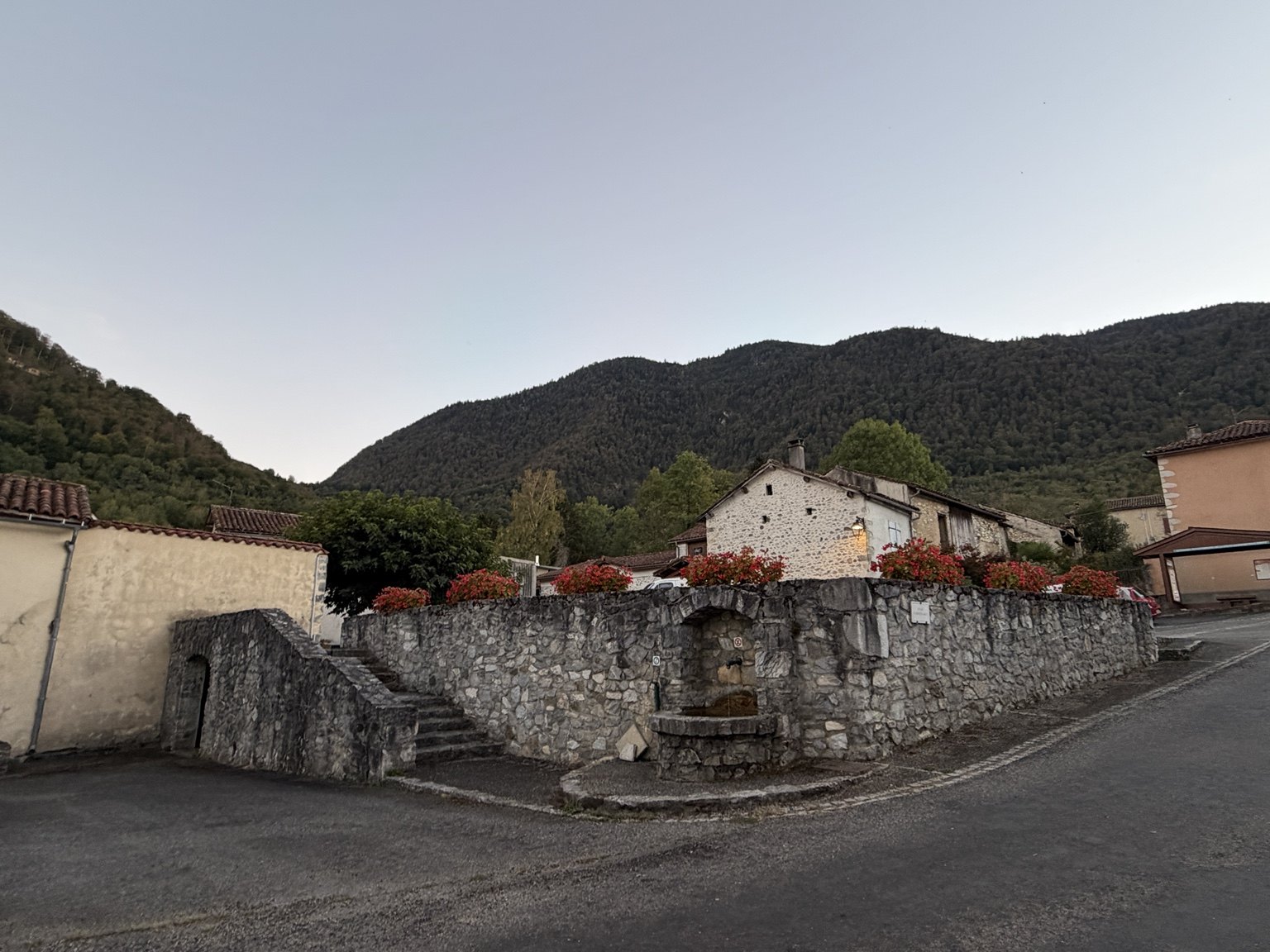 Mur de pierre et fontaine au cœur du village